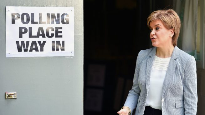 Nicola Sturgeon, líder del Partido Nacionalista Escocés, durante la jornada de votaciones del referéndum sobre la permanencia de Reino Unido en la UE. (Foto: GETTY)
