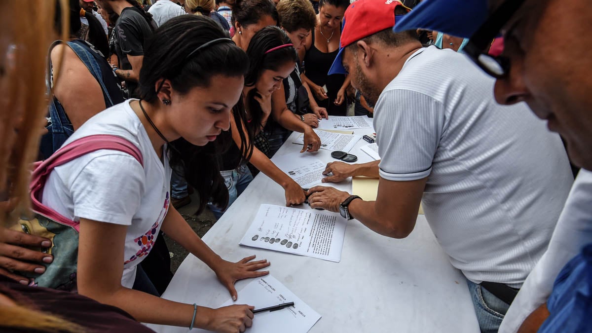 Ciudadanos de Venezuela autentifican sus firmas por el revocatorio contra Maduro (Foto: AFP)
