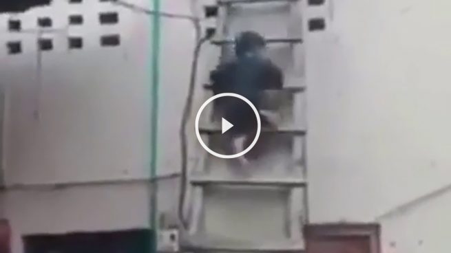 VIDEO - niño se cae por las escaleras