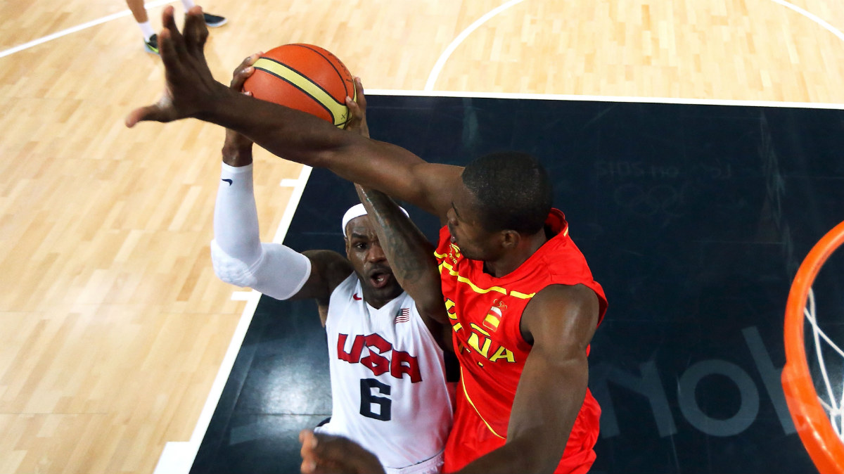 Ibaka tapona a LeBron James en los Juegos de 2012. (Getty)
