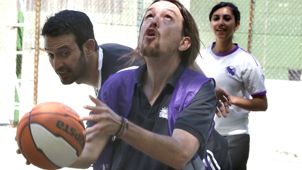 Jornada de reflexión: Rajoy pasea con su perro e Iglesias juega al baloncesto