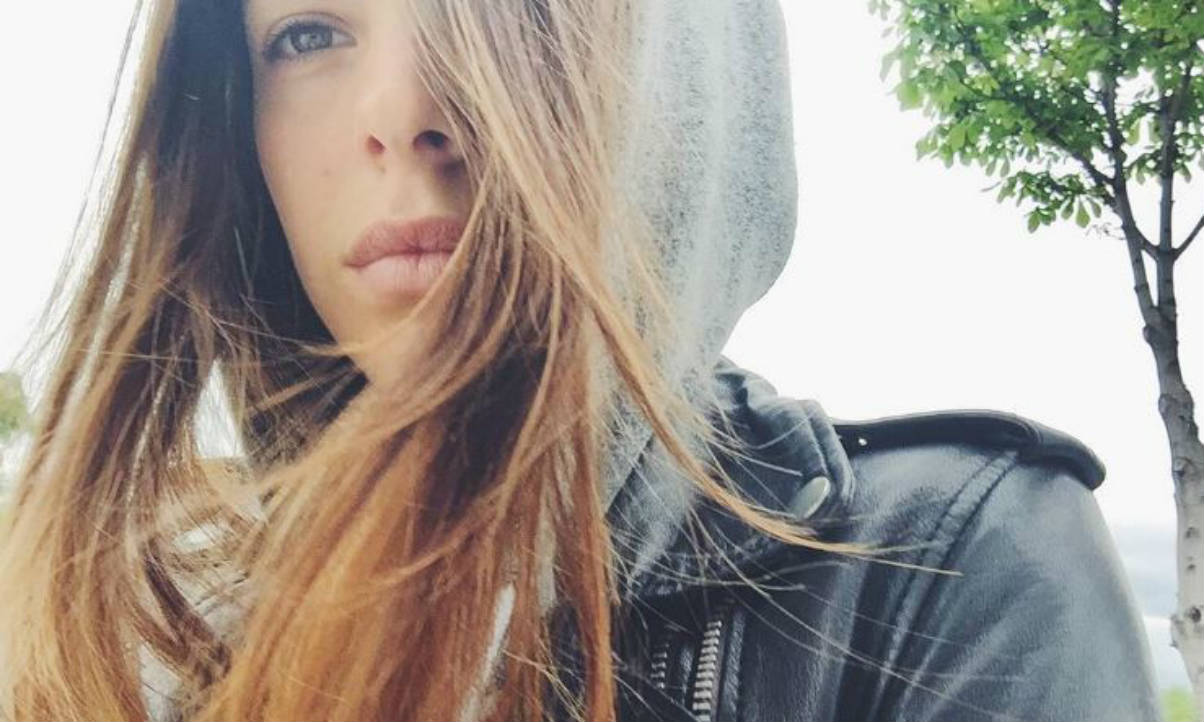 Instagram: Laura Matomoros luce sus pecas y un extraño tatuaje en la oreja