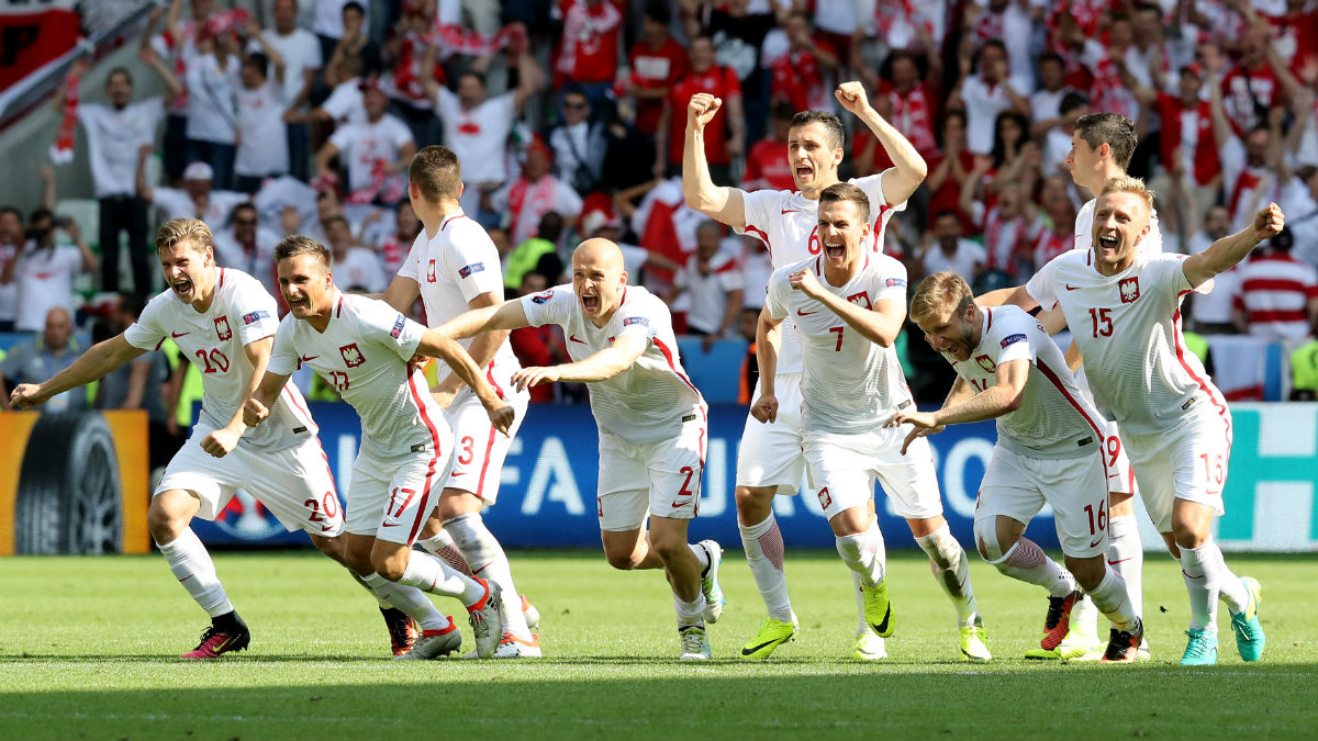 La selección de Polonia celebra su histórico pase a cuartos. (AFP)