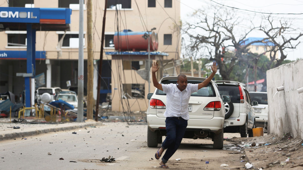 Un hombre huye de la escena del atentado en Mogadiscio (Foto: Reuters)