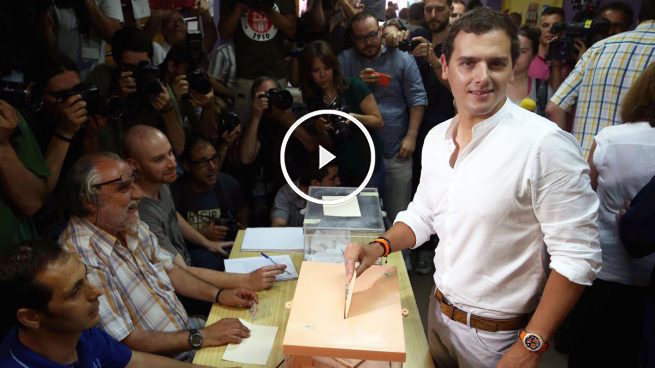 Albert Rivera ha votado en Hospitalet de Llobregat. (Foto: EFE)