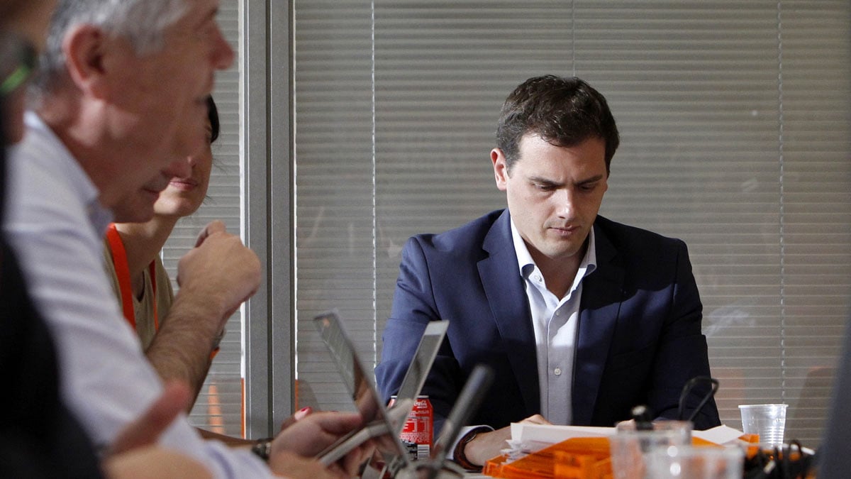 El líder de Ciudadanos, Albert Rivera, reunido en la sede de su partido con gesto de preocupación. (Foto: EFE)