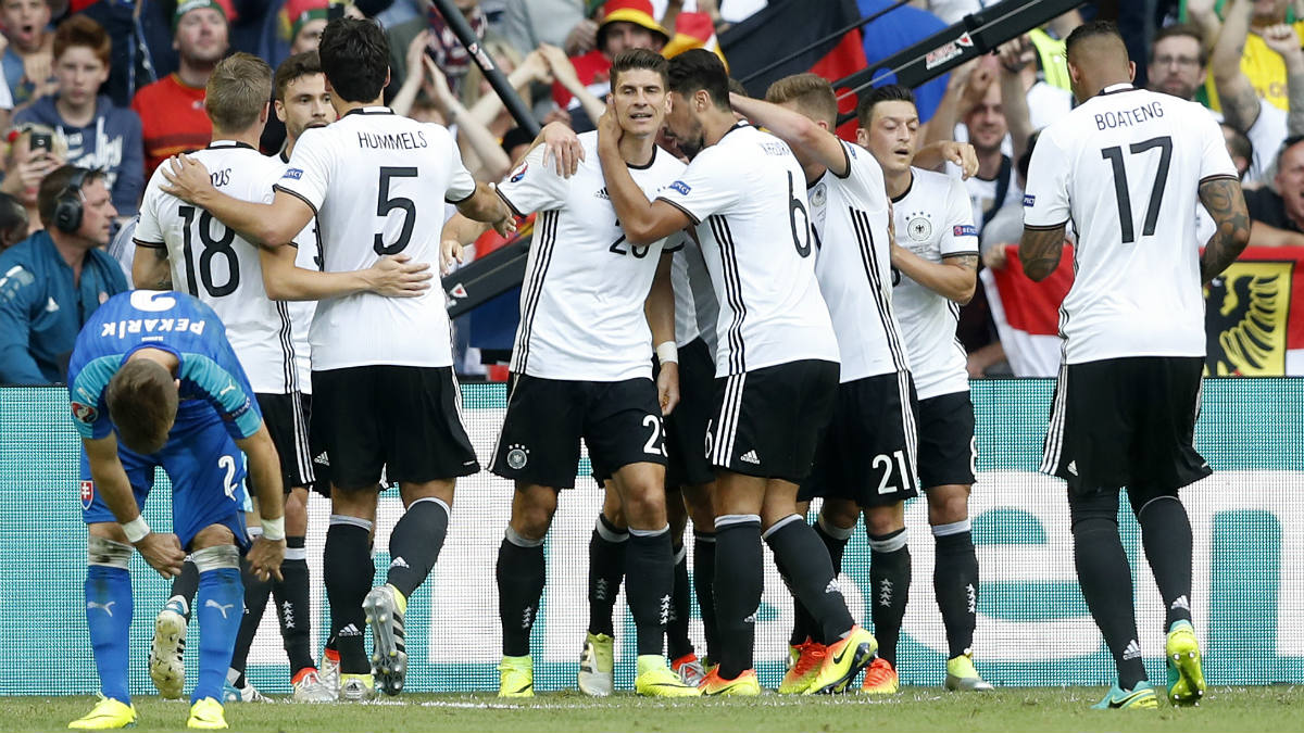 Los jugadores de Alemania celebran el gol de Mario Gómez. (Reuters)