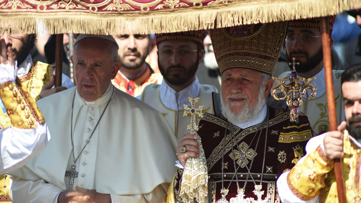 El Papa Francisco junto a Catholicós Kerekine II, el patriarca de la Iglesia Apostólica Armenia. (Foto: Getty)