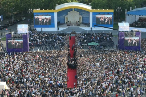 Foto de la multitudinaria misa oficiada por Francisco I en Gyumri, la segunda ciudad de Armenia. (Foto: Getty)