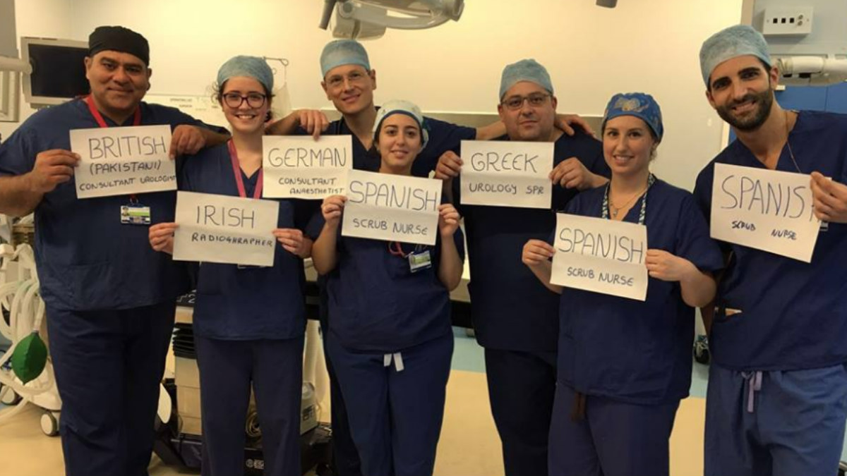 Miembros del equipo médico de un hospital británico muestran sus nacionalidades. (Foto: TW)