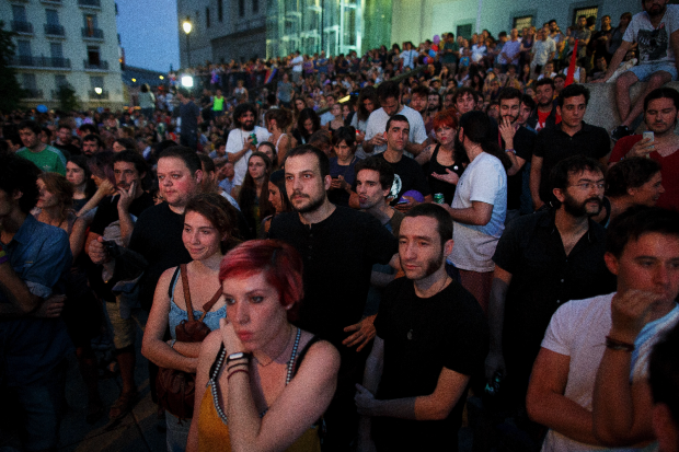 Caras largas entre los militantes de Unidos Podemos en la plaza del Reina Sofia. (Foto: OKDIARIO)