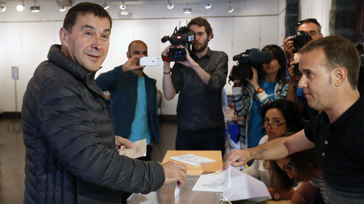 Arnaldo Otegi vota en Elgoibar. (Foto: EFE)