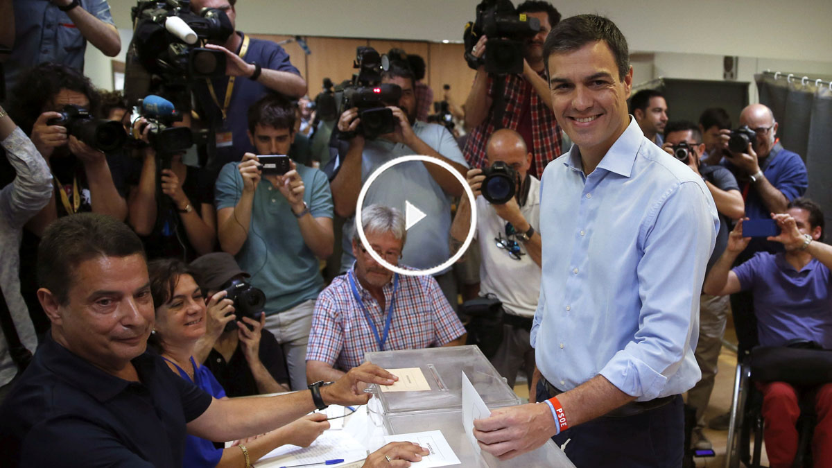 Pedro Sánchez ha votado junto a su mujer en Pozuelo. (Foto: EFE)