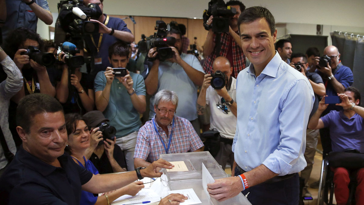Pedro Sánchez votando junto a su mujer en Pozuelo. (Foto: EFE)