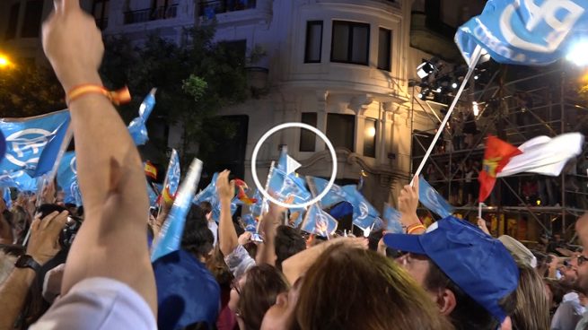 Génova devuelve los desplantes cantando el «¡Sí se puede!» de Podemos y el «¡Soy español!» de C’s