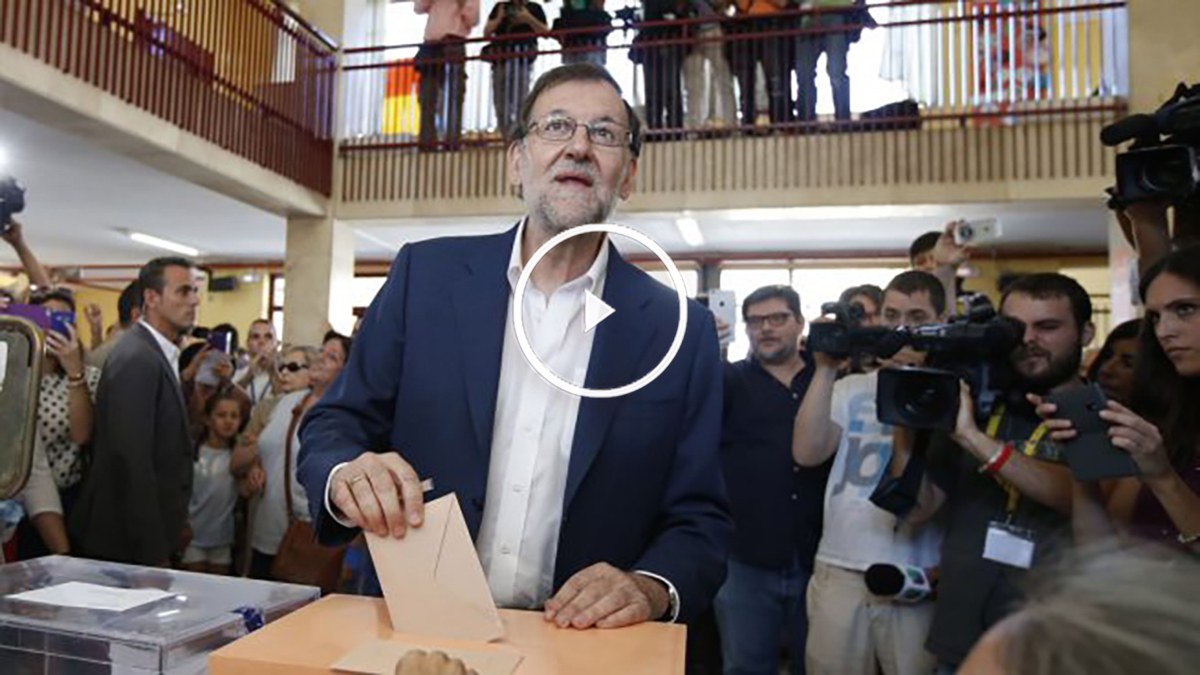 Mariano Rajoy ha votado en Aravaca. (Foto: EFE)