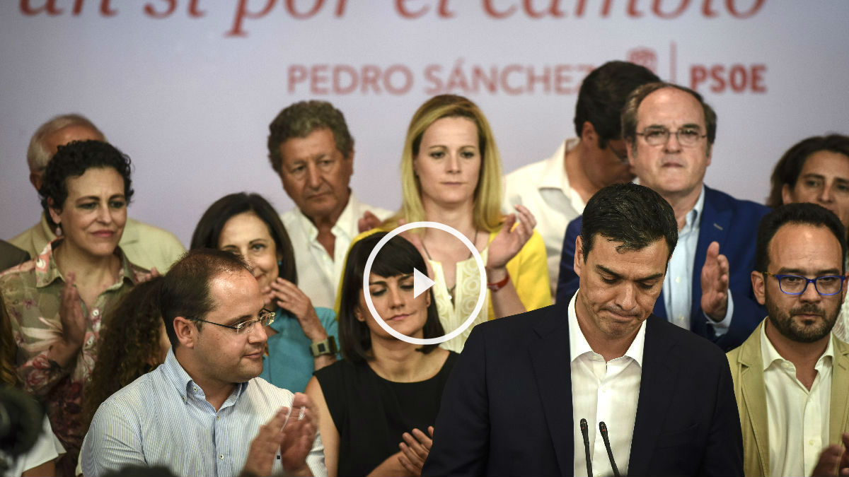 Sánchez y otros dirigentes del PSOE, en la sede de Ferraz (Foto: AFP).