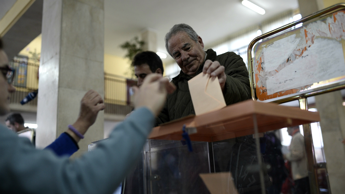 Un ciudadano deposita su voto al Senado (Foto: GETTY).