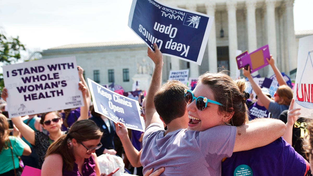 Partidarios y detractores del aborto frente a la Corte Suprema. (Foto: AFP)