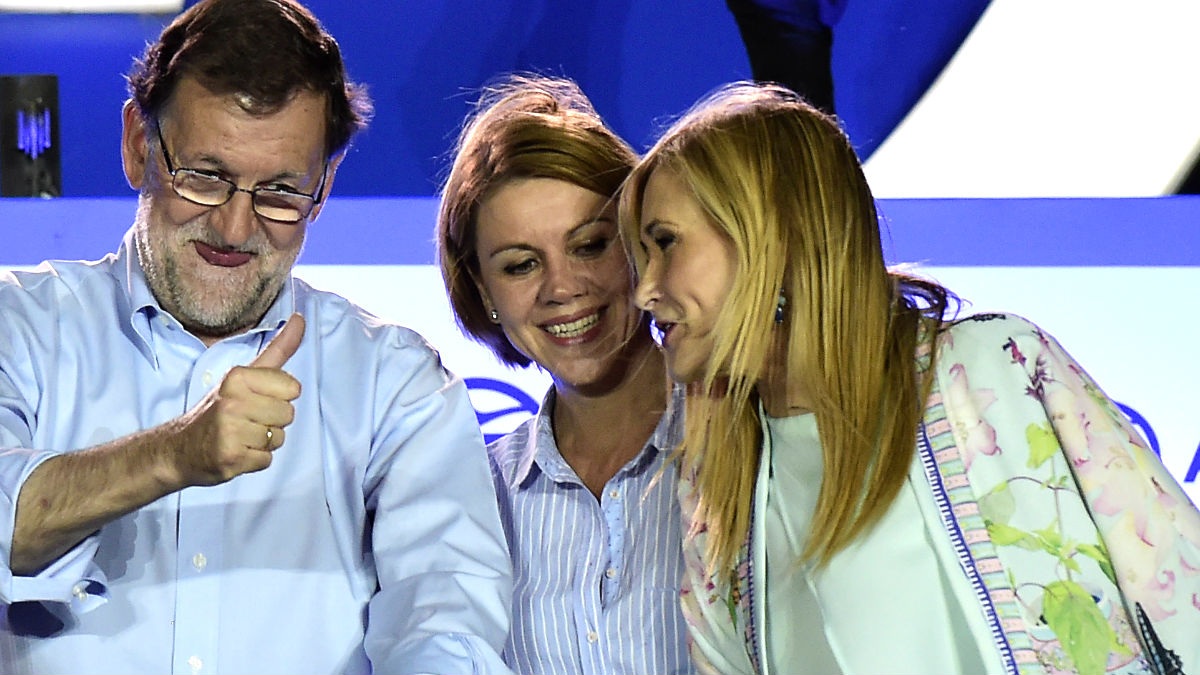 Rajoy con Cospedal y Cifuentes celebrando el triunfo del PP (FOTO:EFE)
