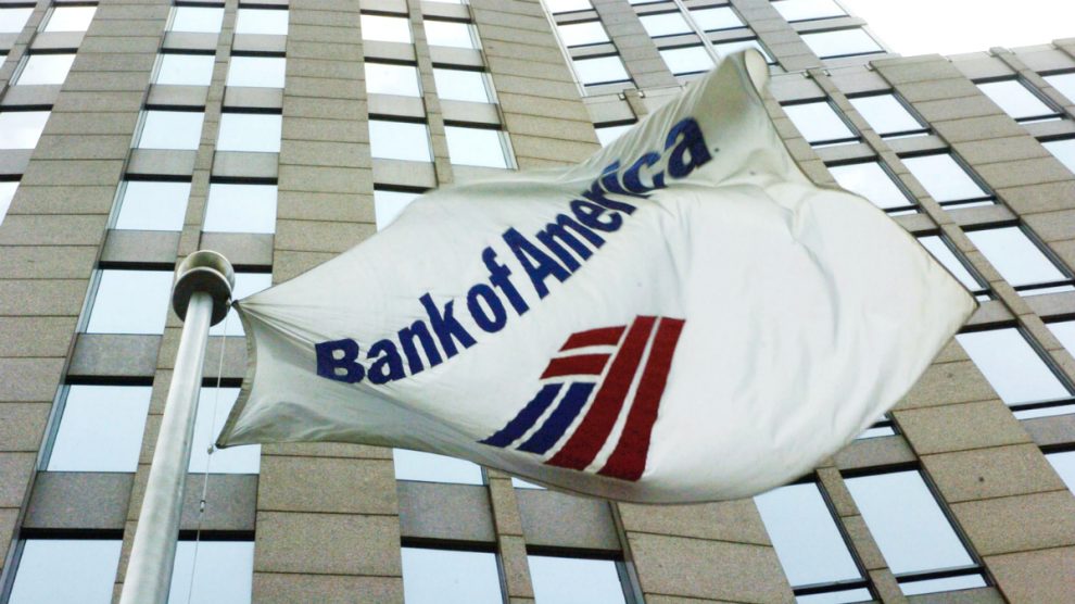 Una bandera ondea en la sede de Bank of America (Foto: GETTY).