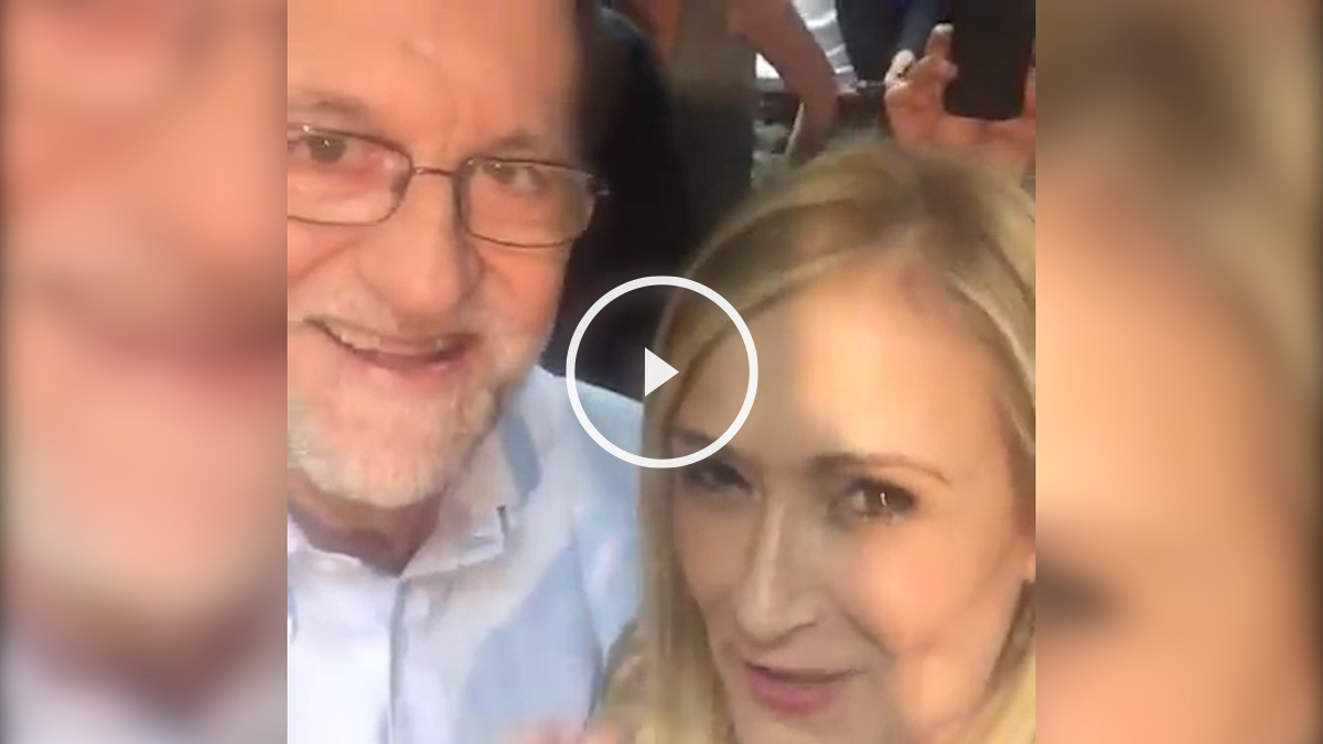 Mariano Rajoy y Cristina Cifuentes se hicieron un gran número de selfies en la noche electoral.