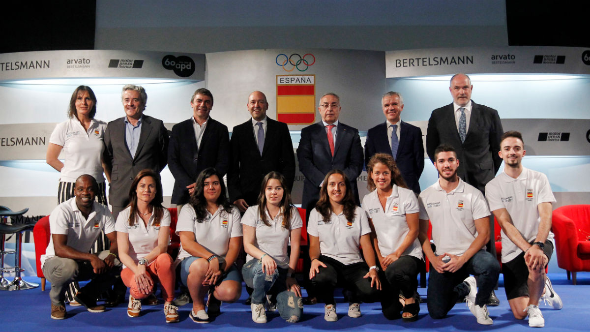 Alejandro Blanco, presidente del COE, junto a varios deportistas. (COE)