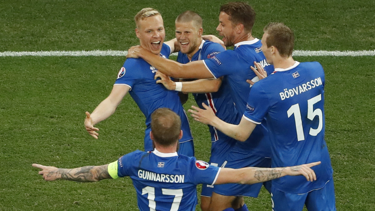 Los jugadores de Islandia celebran el gol de Sigurdsson. (Reuters)