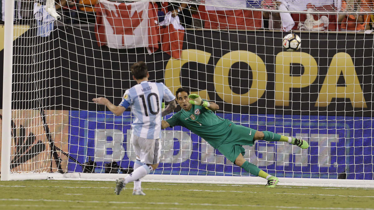 Leo Messi falla el penalti con el que Argentina pierde la Copa América. (Reuters)