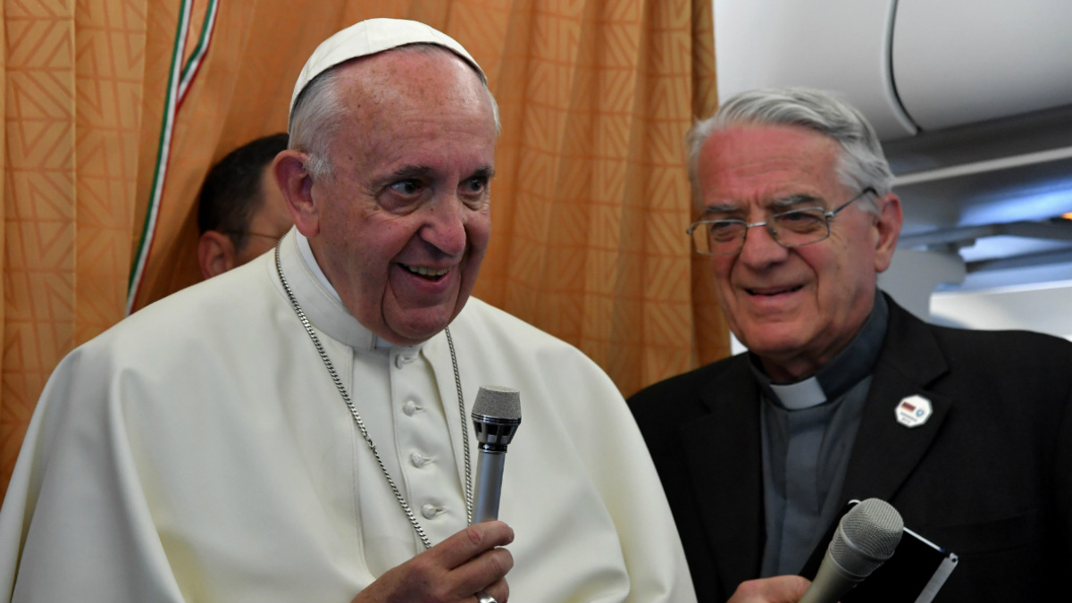 El Papa Francisco I habla con la prensa en el vuelo de vuelta a Roma después de su visita apostólica a Armenia. (Foto: AFP)