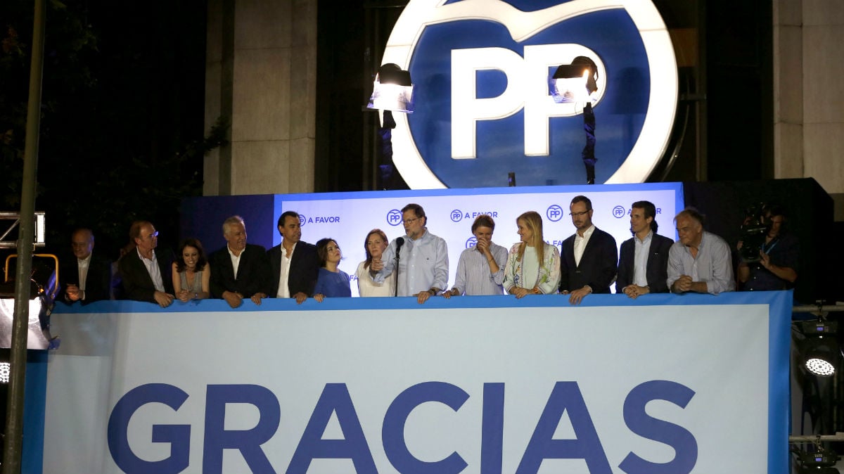 Mariano Rajoy en el balcón de la calle Génova, acompañado por la cúpula del PP (Foto: EFE)