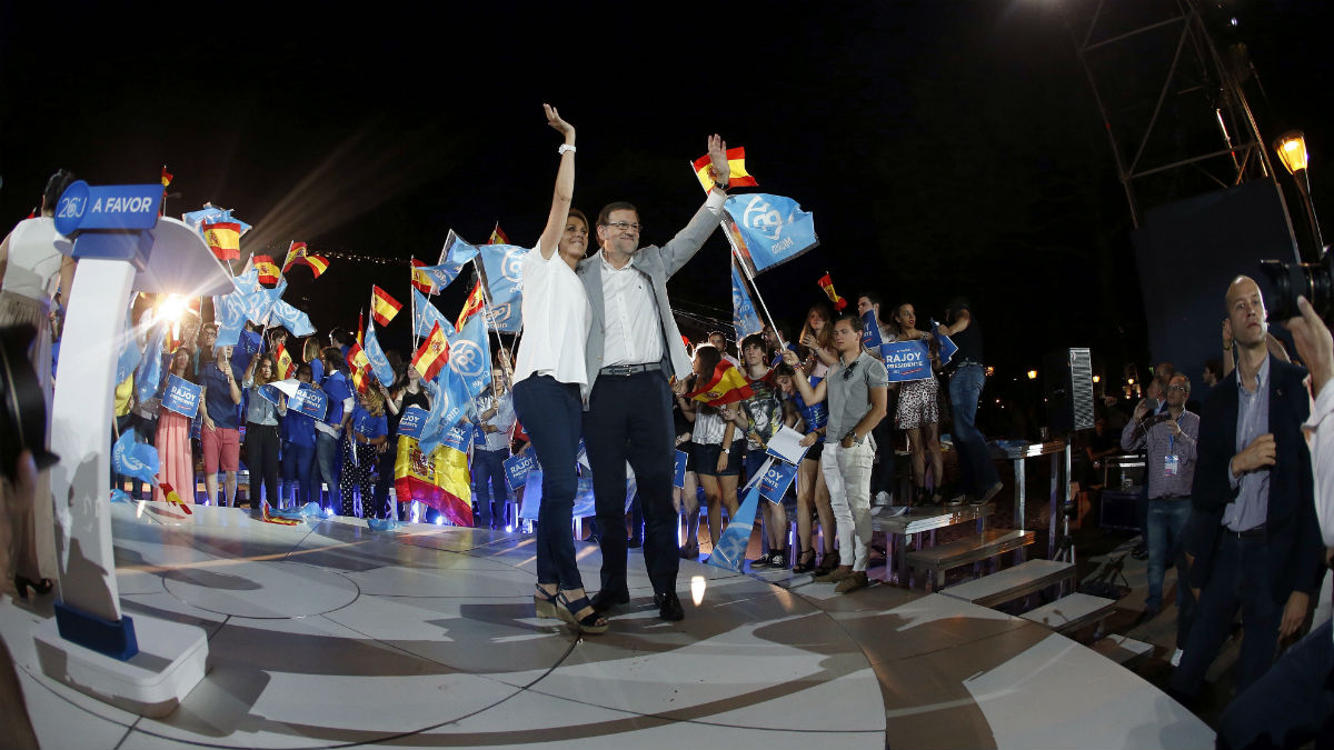 Mariano Rajoy y María Dolores de Cospedal, durante un acto de campaña (Foto: EFE)