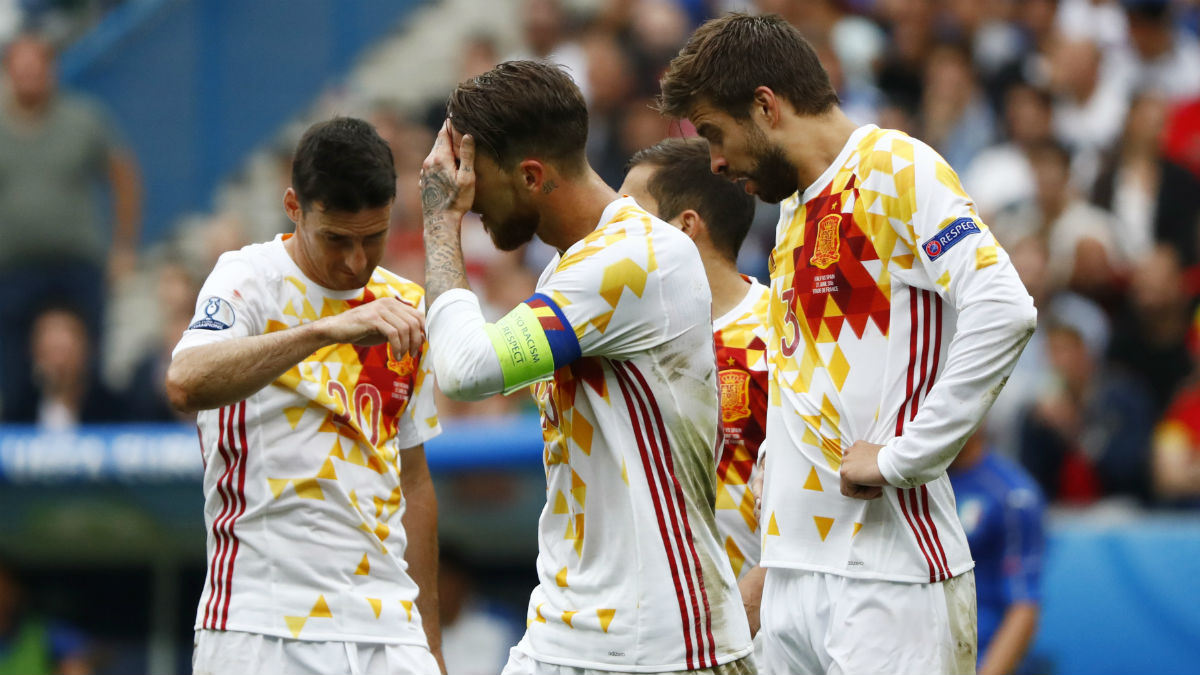 Sergio Ramos, junto a Piqué y Aduriz. (Reuters)