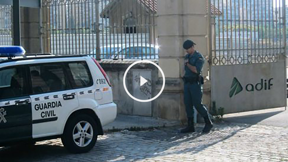 un agente de la Guardia Civil en la puerta de las oficinas de Adif.