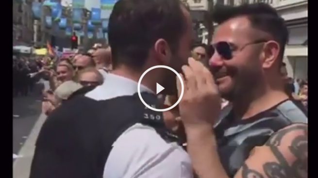 Un policía pide matrimonio a su novio en las fiestas del Orgullo de Londres