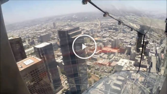 ¿Te atreverías a montar en este tobogán transparente en lo alto de un rascacielos?
