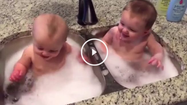 Estos bebés disfrutan juntos de un baño