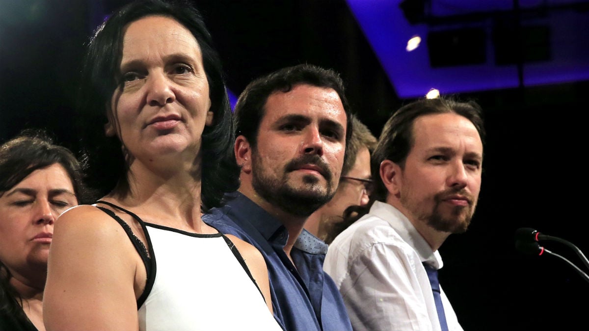 Carolina Bescansa junto a Alberto Garzón y Pablo Iglesias, en la noche de su derrota electoral (Foto: EFE)