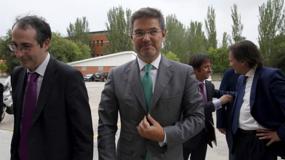El Ministro de Justicia, Rafael Catalá (centro), junto al Rector de la Universidad Rey Juan Carlos, Fernando Suárez Bilbao (izqda), en la inauguración de los cursos de su Universidad de Verano, hoy en la facultad de Ciencias Juridicas. (Foto: EFE)
