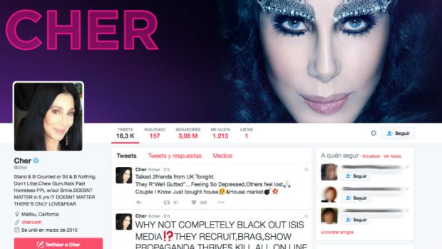 Cher es muy activa en Twitter, donde sube tuits constantemente. 