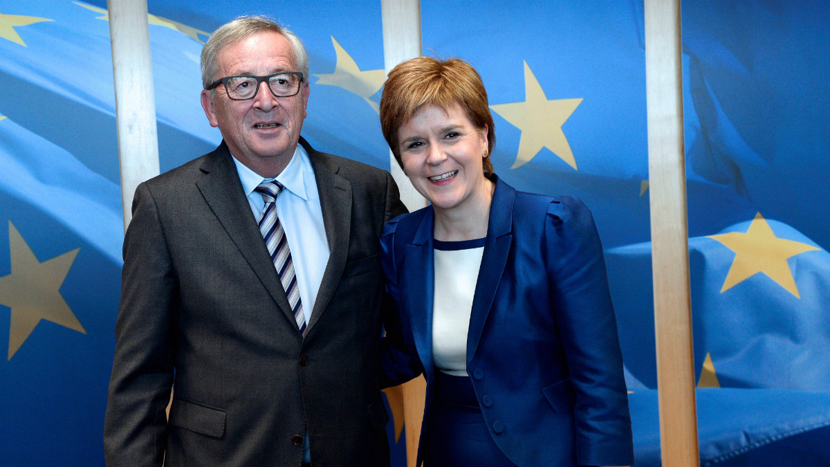 El presidente de la Comisión Europea, Jean-Claude Juncker, y la ministra principal de Gibraltar, Nicola Sturgeon. (AFP)