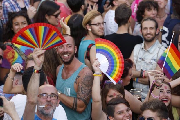 Cientos de personas, en la madrileña plaza de Pedro Zerolo, asisten a la lectura de un manifiesto y a un acto de homenaje a las víctimas de la matanza de Orlando (EEUU) con los que dan comienzo las Fiestas del Orgullo LGTB 2016. (Foto: EFE)