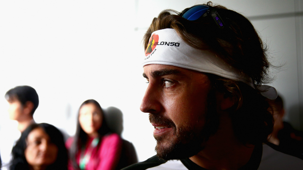 Fernando Alonso, con una cinta de luchador japonés en el pelo. (Getty)