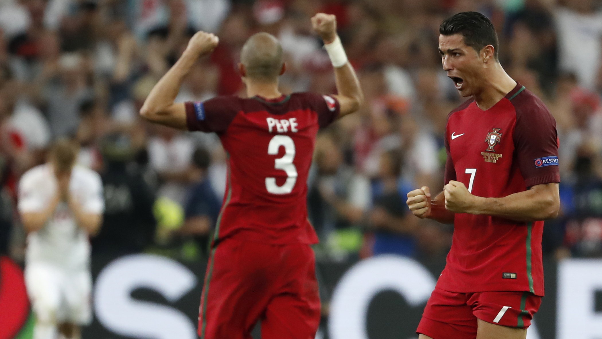 Cristiano Ronaldo, celebrando el pase a semifinales junto a Pepe.