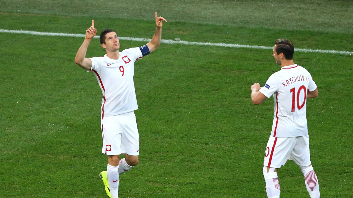 Lewandowski celebra un gol con Krychowiak. (Getty)