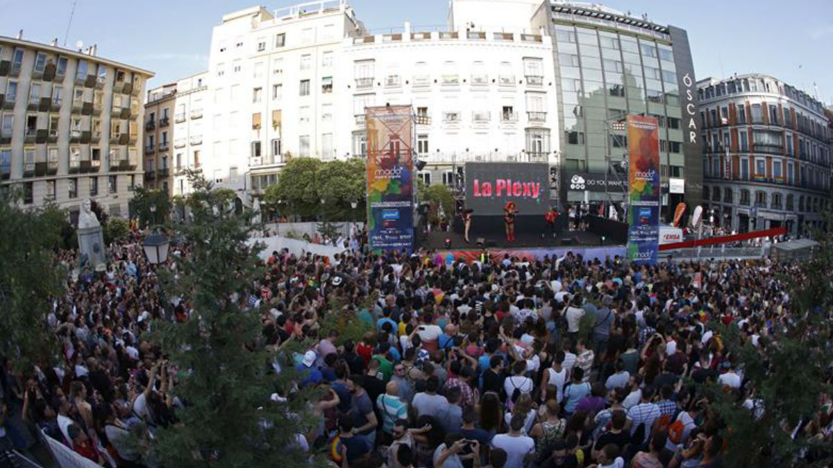 Centenares de asistentes llenaron la plaza madrileña Pedro Zerolo en el pregón del Orgullo Gay, que es el pistoletazo de salida de una semana de festejos y celebraciones. (Foto: EFE)