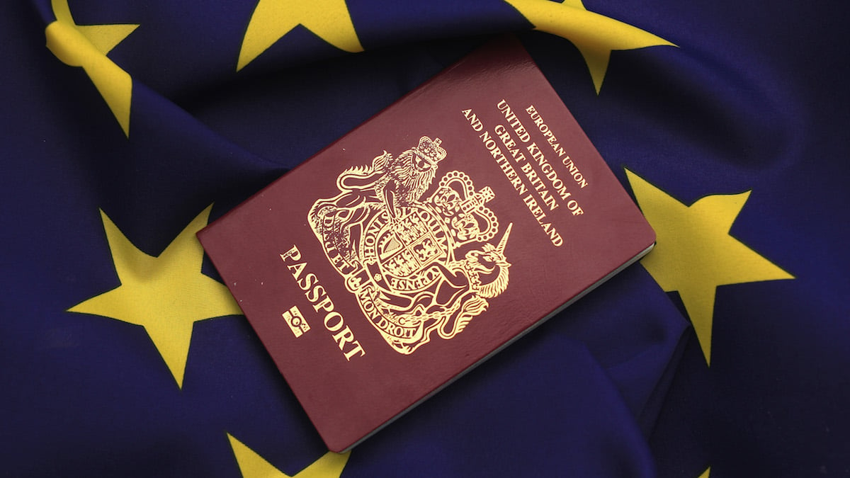 Pasaporte británico sobre una bandera de la UE (Foto: GETTY).