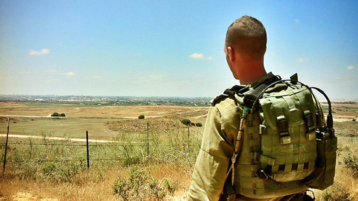 El capitán David, del ejército israelí, en la frontera de Gaza. (Foto: ADP)