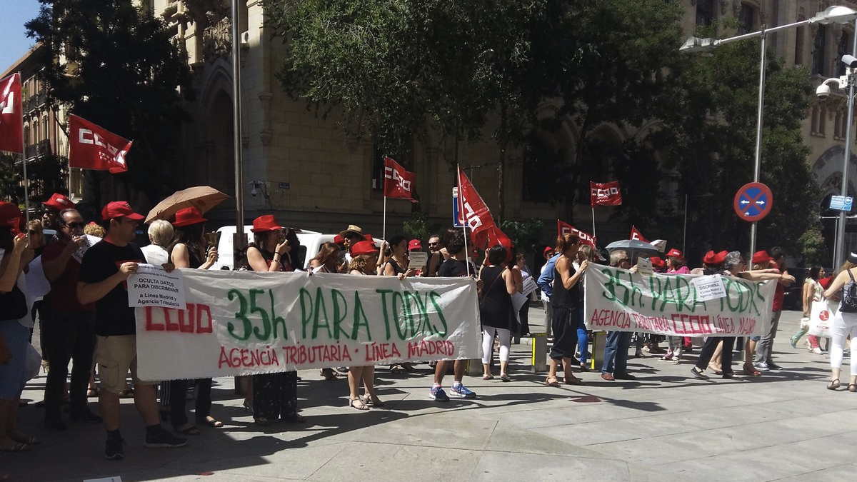 La huelga en la puerta del Ayuntamiento de Manuela Carmena. (Foto: TW)