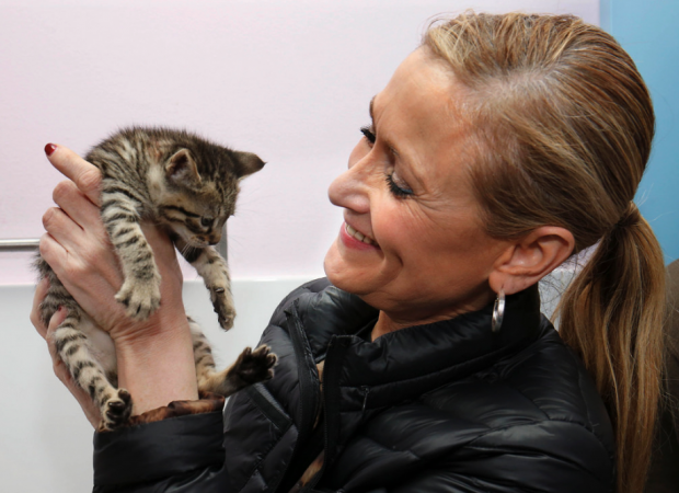 La debilidad de la presidenta Cifuentes con los animales viene de lejos pero se opone a la idea. (Foto: CAM)